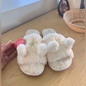 BNWT fuzzy slippers 7/8